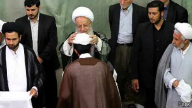 مراسم عمامه‌گذاری توسط آیت‌الله ناصر مکارم شیرازی