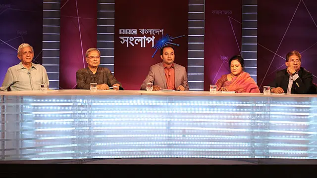 প্যানেল সদস্য বাঁ থেকে: প্রধানমন্ত্রীর আন্তর্জাতিক বিষয়ক উপদেষ্টা গওহর রিজভী, ইংরেজি দৈনিক নিউ এজ এর প্রকাশক শহীদুল্লাহ খান বাদল, অনুষ্ঠান সঞ্চালক আকবর হোসেন, মহিলা আইনজীবী সমিতির নির্বাহী পরিচালক সালমা আলী এবং বিএনপির ভাইস চেয়ারম্যান শমসের মোবিন চৌধুরী। 