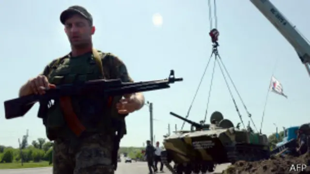 نامہ نگاروں کا کہنا ہے کہ یوکرینی سرحد کے قریب تعینات 40 ہزار روسی فوجیوں کی واپسی سے یوکرینی بحران میں بہتری آ سکتی ہے