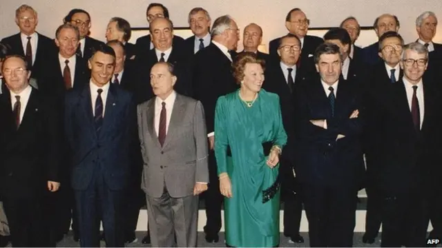 جان میجر نخست وزیر وقت بریتانیا (چپ) در زمان امضا پیمان ماستریخت خوشنود به نظر می رسد