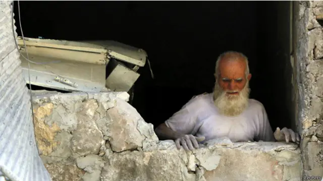 مدني في حلب يبحث عن ناجين من قصف في المدينة