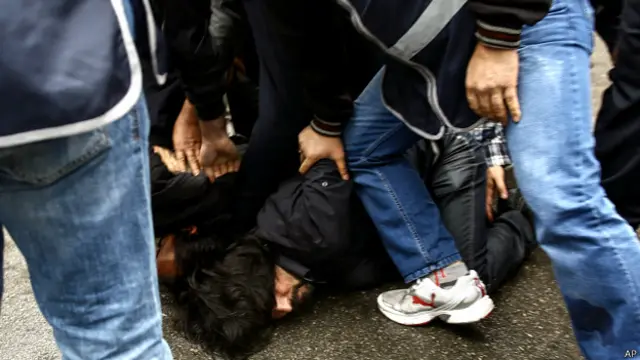 وکیل‌هایی که برای کمک به خانواده قربانیان به سوما رفته بودند بازداشت شده‌اند