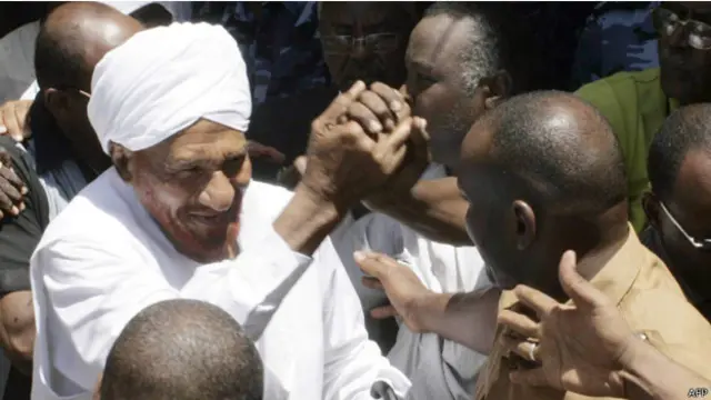 كانت نيابة أمن الدولة قد استدعت الصادق المهدي قبل أيام لاستجوابه