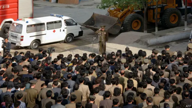 平壤平川区事故现场朝鲜军官向群众敬礼道歉(17/5/2014)