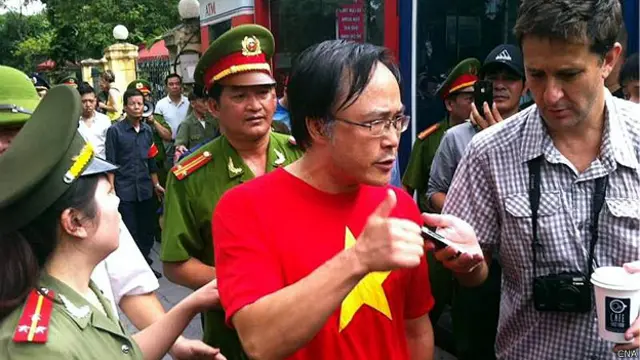 越南河内中国大使馆附近警察驱逐反华示威者与正在采访的记者（台湾中央社图片18/5/2014）