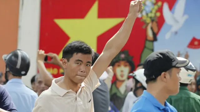 Bất chấp sự hiện diện của công an, người biểu tình vẫn tuần hành trước Nhà văn hóa Thanh niên ở Sài Gòn
