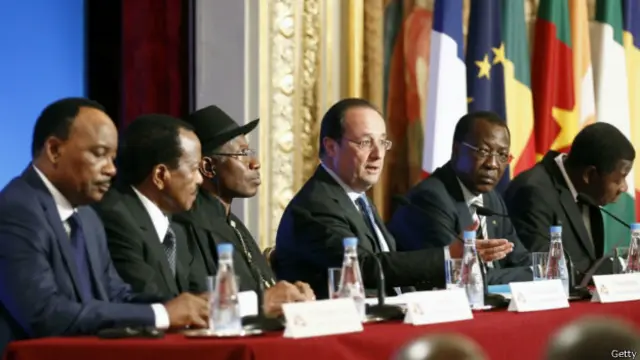 Presiden Prancis dan beberapa pimpinan negara Afrika dalam pertemuan Paris.
