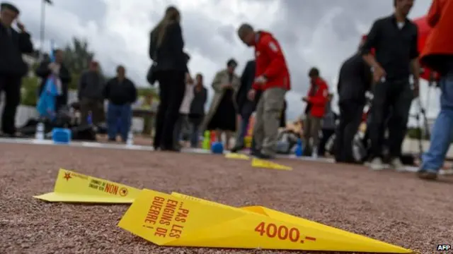 Desakan adanya upah mininum agar kaum buruh dapat hidup layak.