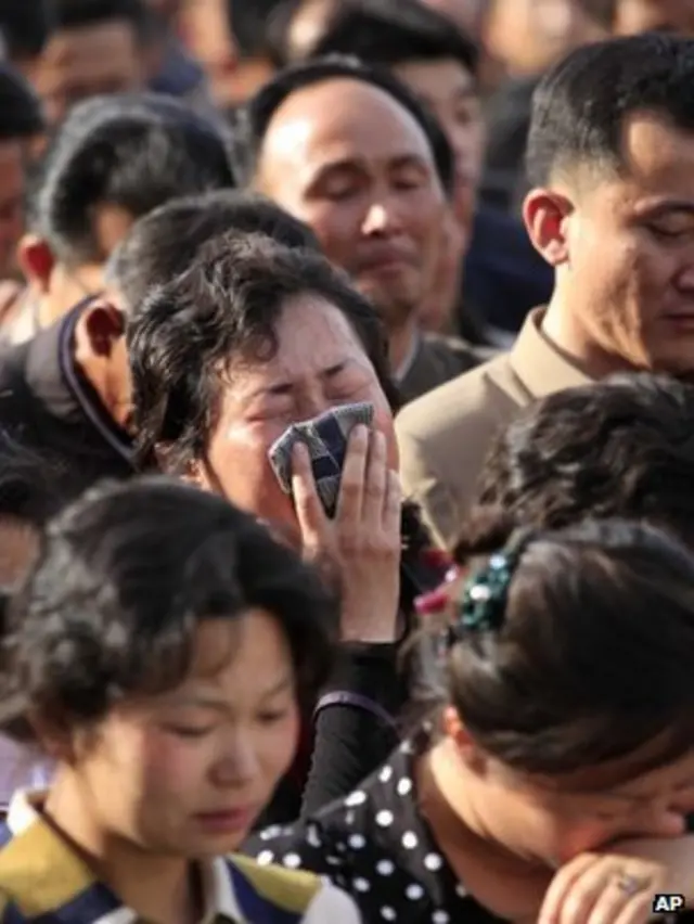 朝鲜平壤平川区事故现场一名妇女嚎哭(17/5/2014)
