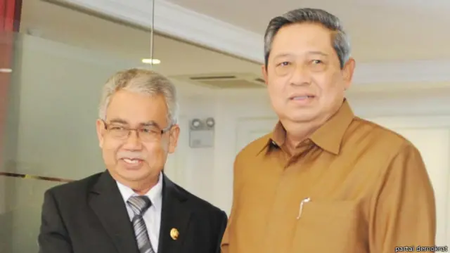 Gubernur Zaini Abdullah dalam sebuah pertemuan dengan Presiden SBY.