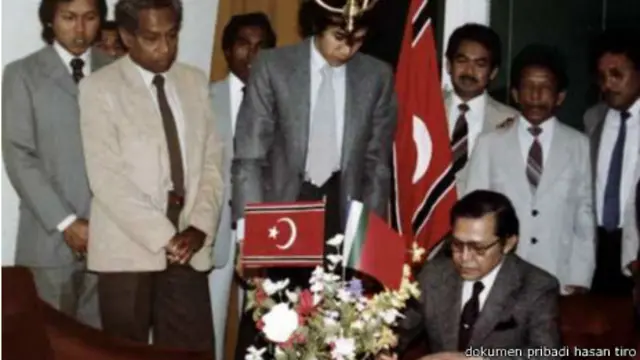 Zaini Abdullah (sebelah kanan, di sebelah bendera GAM) ikut mendampingi Hasan Tiro ketika Aceh masih dilanda konflik.