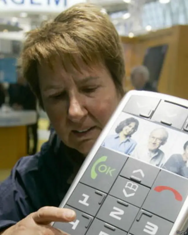 نجحت شركة هندية في تصنيع هاتف مزود بشاشة تعمل بطريقة برايل عن طريق اللمس في 2013.