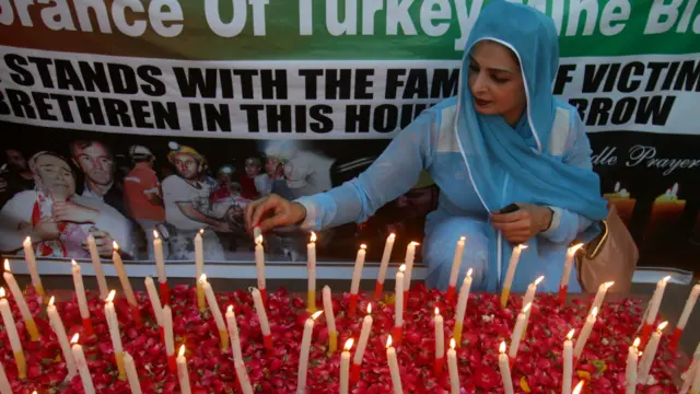 Pakistan'ın Lahore kentinde Soma'da hayatını kaybedenler için mum yakan bir kadın / Fotoğraf : K.M. Chaudary - AP