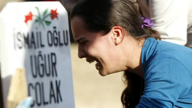 Mezar başında gözyaşı / Fotoğraf: Halit Onur Sandal - Getty 