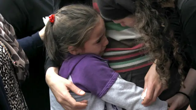 Mezarlıkta ağlayan bir kız çocuğu / Fotoğraf: Halit Onur Sandal - Getty 