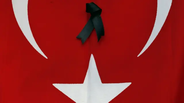 Siyah kurdeleli Türk bayrağı / Fotoğraf: Lefteris Pitarakis - AP 