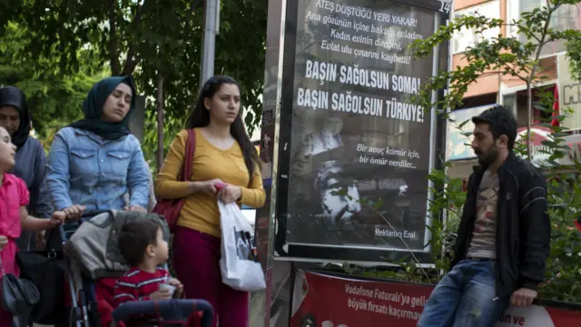 'Başın Sağolsun Soma' posterinin önündeki Somalılar. / Fotoğraf: Oli Scarff - Getty Images
