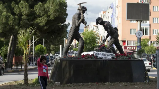 Madenci Anıtı'nda bir çocuk / Fotoğraf: Oli Scarff - Getty Images
