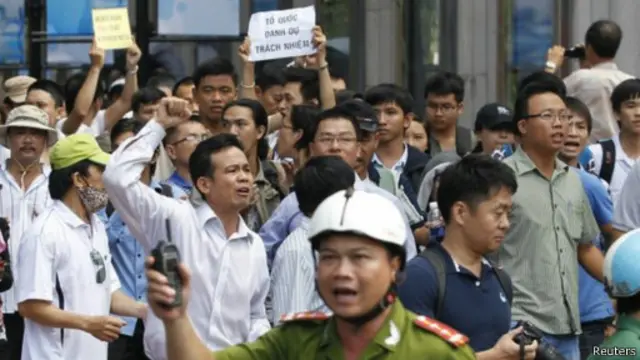 චීනය විසින් කෙරෙන තෙල් කැණීම් වලට විරෝධය දක්වන වියට්නාම වැසියෝ