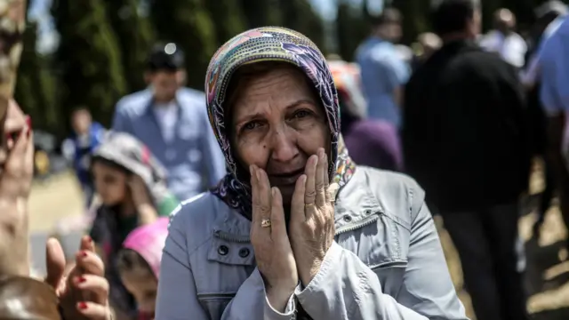 Mezarlıkta ağlayan bir kadın / Fotoğraf: Bülent Kılıç - AFP