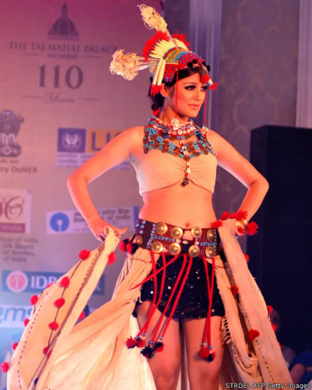 میلے میں فیشن شو کے دوران ماڈلز نے شمال مشرقی حصے کے روایتی قبائلی لباس کی بھی نمائش کی۔ 