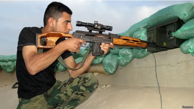 يحارب الجيش العراقي مسلحي (داعش) في محافظة الانبار الغربية