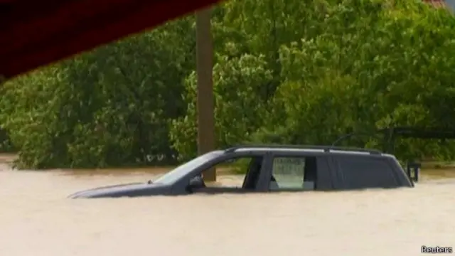 ජල මට්ටම වැඩි වශයෙන් ඉහළ යාම නිසා ගංගා ඉවුරු පුපුරා යාමේ අවදානමක් පවති