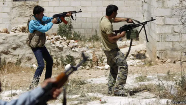 تقاتل القوات الحكومة السورية مسلحي المعارضة في مناطق مختلفة بالبلاد.