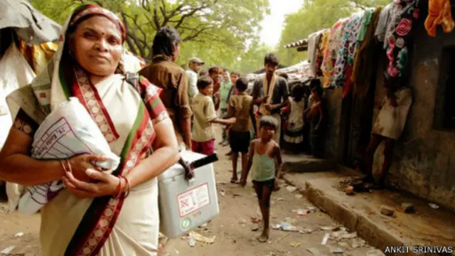 ديفي واحدة من مئات آلاف النساء اللائي يعملن في برنامج مكافحة شلل الأطفال