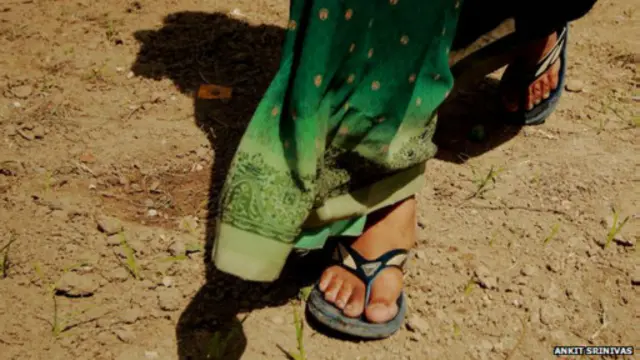 تمشي النساء العاملات بالبرنامج أميالا للوصول إلى الأطفال في المناطق النائية