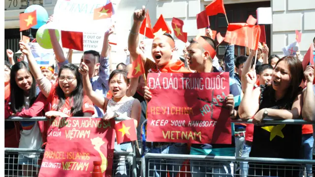 中越海上争端在越南引发抗议中国浪潮，上周在越南河静省的示威和骚乱造成两名中国公民死亡、100多人受伤。在伦敦的抗议者要求中国撤走海上钻井平台。