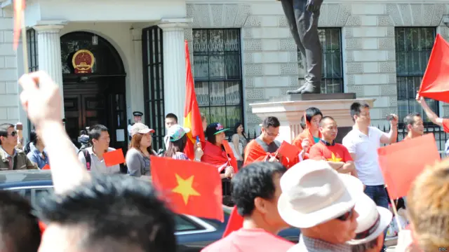 周日来自英国各地的数百越南侨民在伦敦中国使馆前举行示威，抗议中国在西沙群岛（越南称黄沙群岛）设置海上钻井平台。
