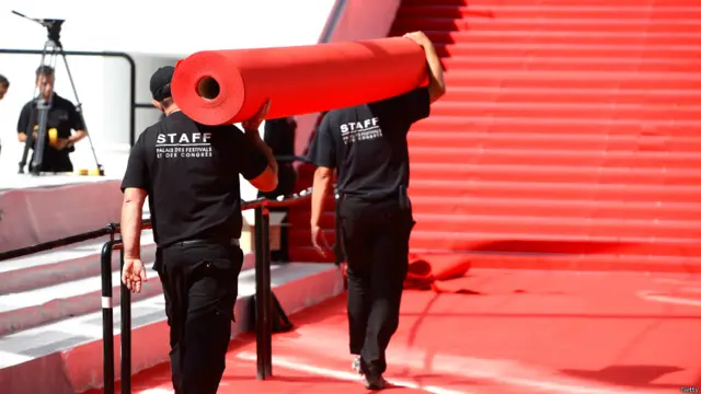 روایتی لال قالین یا ریڈ کارپٹ پر کثیر تعداد میں فنکاروں کی آمد و رفت کی وجہ سے دو کلومیٹر لمبے قالین کو دن میں تین بار بدلا جاتا ہے۔