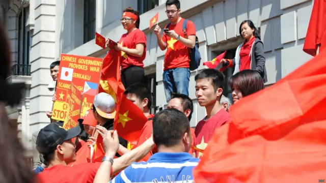 Trưa Chủ nhật 18/4, hàng trăm người Việt có mặt trước Đại sứ quán Trung Quốc ở London.