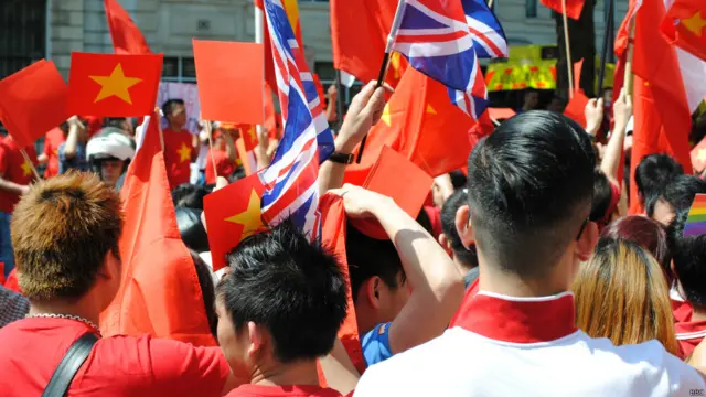 Đám đông biểu tình hô vang khẩu hiệu 'China get out!' và 'Đả đảo Trung Quốc'. Họ hát vang một số ca khúc như "Dậy mà đi" và Quốc ca Việt Nam.