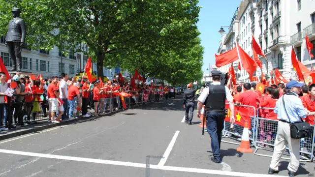 Tại London vào hôm 18/05 hàng trăm người kéo tới Đại Sứ quán Trung Quốc phản đối.