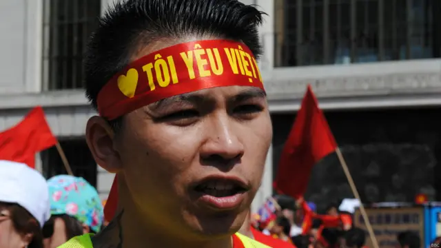 Anh Đào Xuân Trường trong ban tổ chức nói người tham gia biểu tình "chỉ có một lá cờ". Được biết có những người tỏ ý muốn tham gia biểu tình nhưng không muốn đứng dưới cờ đỏ sao vàng. Tuy nhiên, họ nói ban tổ chức đã khuyến nghị họ không tham gia sự kiện chiều 18/5.
