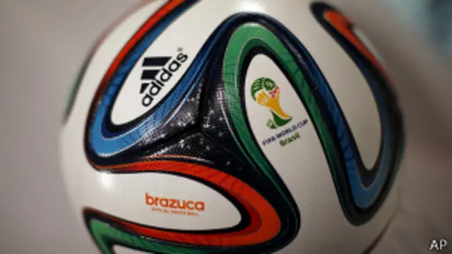 اس مرتبہ عالمی کپ فٹ بال کی جو گیند استعمال کی جائے گی اس کی سطح کھردری ہے۔