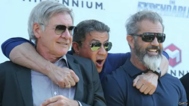 تبادل الممثلون النكات بحرية، كما سخر ستالون وشوارزنيجر من تجاربهم الأقل نجاحا والأكثر كوميديا