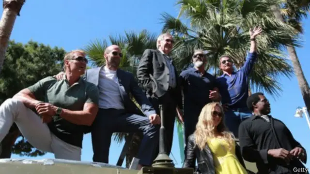 فريق عمل الجزء الثالث من فيلم المستهلكون أعلى دبابة في مهرجان كان