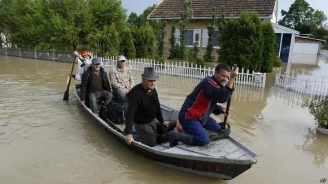 люди на лодке