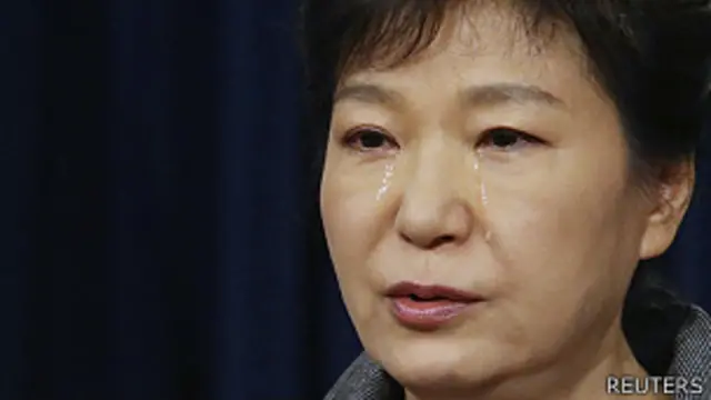 أعلنت رئيسة كوريا الجنوبية تحملها المسؤولية كاملة عن كارثة غرق العبارة
