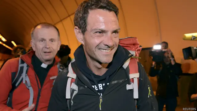 凱維埃徒步通過連接意大利拿鐵和法國芒通的汽車隧道(18/5/2014)