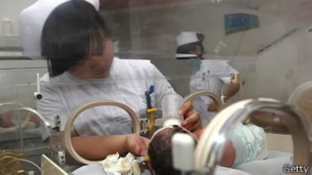 طفل يتلقى الطعام