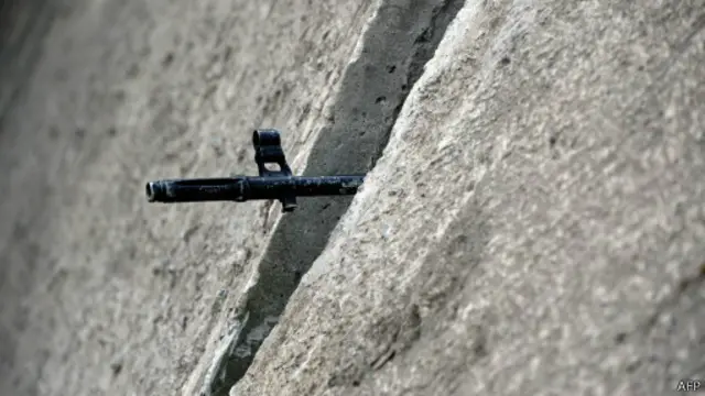 Автомат торчит из расщелины