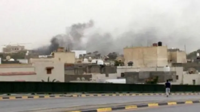 ډګروال خلیفه حفتر د شنبې په ورځ بنغازي ښار کې د اسلامپاله سخت دریځو پر ضد د ځمکني او هوايي برید مشرتوب کاوه.