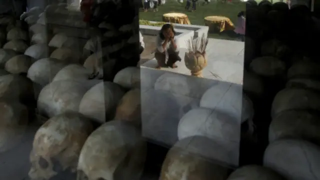 柬埔寨人在“杀人场”举行屠杀周年纪念活动