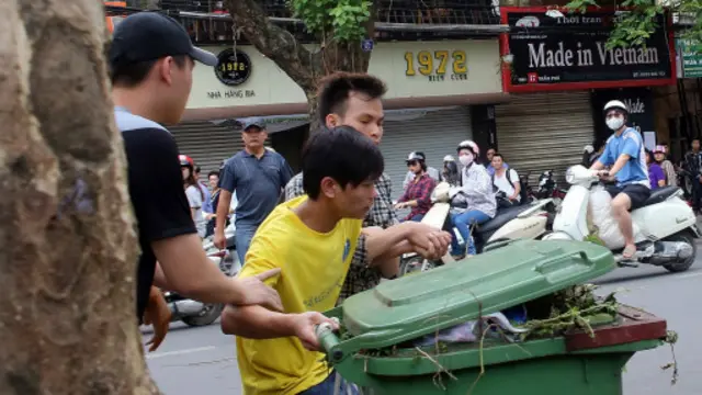 Người biểu tình ở Hà Nội cố bám trụ để không bị lôi đi hôm 18/5