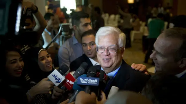 ماريو ديفيد يتحدث للصحفيين عقب مؤتمر صحفي في القاهرة.