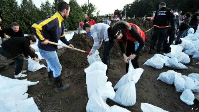 මැසිඩෝනියාවේ හා ස්ලෝවේනියාවේ ජනතාව සහන සේවකයන්ට උදව් කිරීම සඳහා පැමිණෙයි